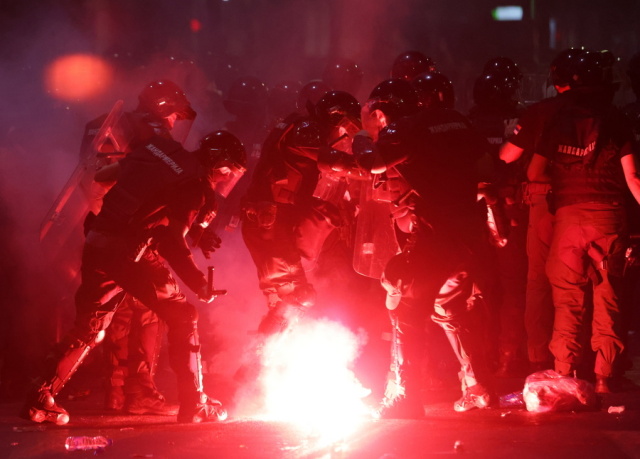 Σερβία: «Θέλουμε εκλογές!» - Περίπου 140.000 κόσμος διαδήλωσε στο κέντρο του Βελιγραδίου