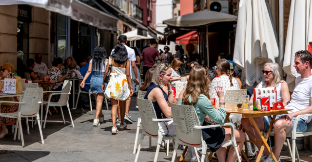 Εφαρμογή MyStreet για τα κατειλημμένα με τραπεζοκαθίσματα πεζοδρόμια στις πόλεις - Ποιος όμως θα τους ελέγχει;