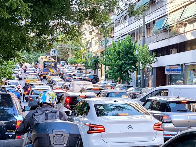 Κίνηση στους δρόμους: Στο «κόκκινο» η άνοδος του Κηφισού και το κέντρο της Αθήνας