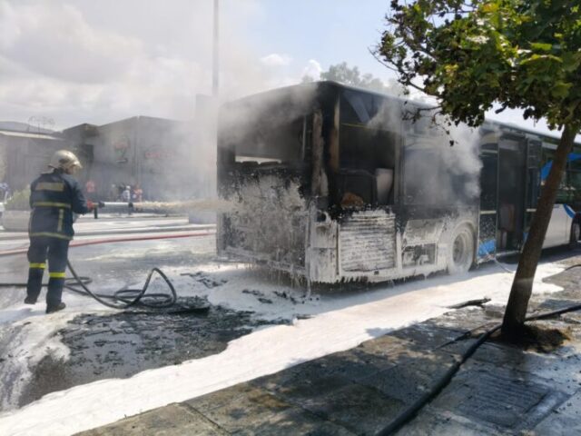 Φωτιά σε αστικό λεωφορείο στον Βόλο - Δείτε βίντεο και φωτογραφίες