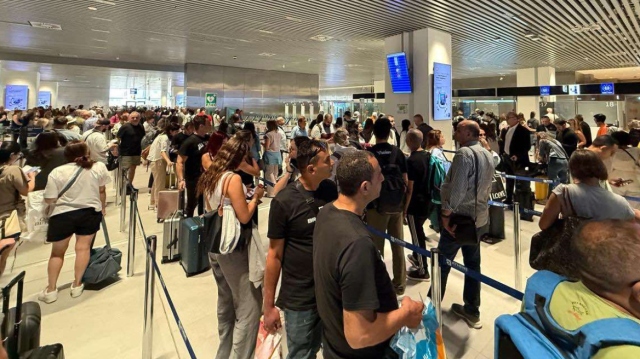 Ουρές και ταλαιπωρία επιβατών στις αφίξεις του «Ελ. Βενιζέλος» -Οι αυξημένες πτήσεις φέρνουν καθυστερήσεις στον έλεγχο διαβατηρίων