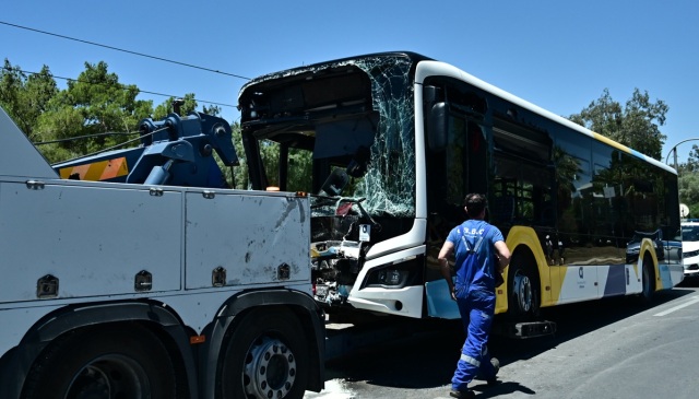 ΟΑΣΑ: ΕΔΕ για το τροχαίο στη Βούλα - Τα λεωφορ&