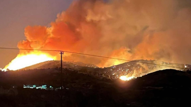 Επιχειρούν εναέρια μέσα στη φωτιά στα Μεσοχώρια της Εύβοιας με το πρώτο φως της μέρας - Δείτε βίντεο και φωτογραφίες