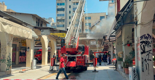 Υπό έλεγχο η φωτιά στο κέντρο της Θεσσαλονίκης: Ξεκίνησε από κλειστό κατάστημα και επεκτάθηκε, δείτε βίντεο και φωτογραφίες