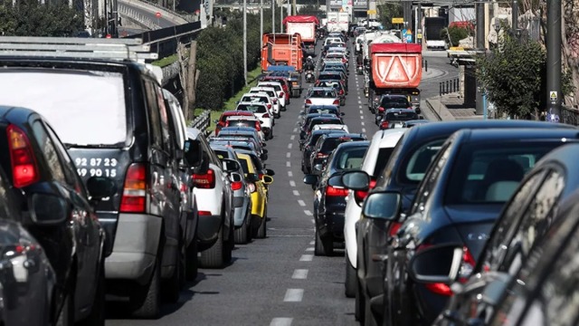 Στο κόκκινο οι δρόμοι της Αττικής - Μποτιλιάρισμα σε Κηφισό και στην Αττική οδό, δείτε πού υπάρχει κίνηση