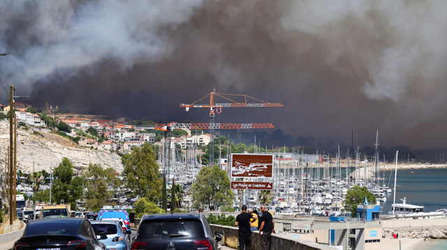 Από φλεγόμενο όχημα ξεκίνησε η πυρκαγιά που μαίνεται στη Μασσαλία - Η νύχτα θα είναι κρίσιμη, λέει ο δήμαρχος - Δείτε βίντεο
