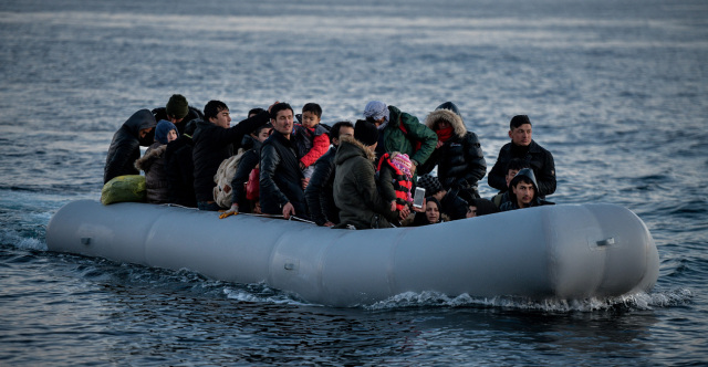 Τέθηκαν υπό κράτηση οι πρώτοι μετανάστες στο πλαίσιο της γαλλοβρετανικής συμφωνίας, λέει το Λονδίνο