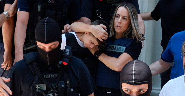 Στον ανακριτή η Μουρτζούκου: «Ντροπή», «σίχαμα», «φόνισσα» φώναζε το συγκεντρωμένο πλήθος στην Πάτρα - Δείτε βίντεο