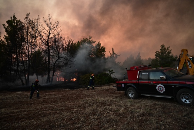 Σε ύφεση η φωτιά στο Ασπροχώρι Ωρωπού - Με 10 εναέρια οι ρίψεις νερού, αγωνία για τους ανέμους