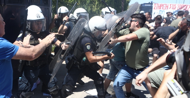 Δακρυγόνα και επεισόδια μεταξύ φοιτητών και ΜΑΤ έξω από τη Σύνοδο των Πρυτάνεων