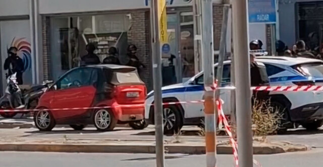 Μενίδι: Η στιγμή της εφόδου των αστυνομικών για τη σύλληψη των ληστών που εγκλώβισε η ιδιοκτήτρια καταστήματος