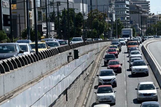 ΚΑΡΑΜΠΟΛΑ ΤΕΣΣΑΡΩΝ ΟΧΗΜΑΤΩΝ ΣΤΗΝ ΚΗΦΙΣΙΑΣ ΣΤΟ ΥΨΟΣ ΤΟΥ ΨΥΧΙΚΟΥ, ΣΤΟ ΡΕΥΜΑ ΑΝΟΔΟΥ