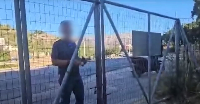 ΚΛΕΙΔΩΣΑΝ ΒΟΥΛΕΥΤΗ ΤΟΥ ΠΑΣΟΚ ΣΤΟ ΕΡΓΟΤΑΞΙΟ ΤΟΥ ΔΙΚΑΣΤΙΚΟΥ ΜΕΓΑΡΟΥ ΣΤΗ ΧΙΟ - «ΑΝΟΙΞΕ ΤΗΝ ΠΟΡΤΑ ΝΑ ΒΓΩ», ΔΕΙΤΕ ΒΙΝΤΕΟ