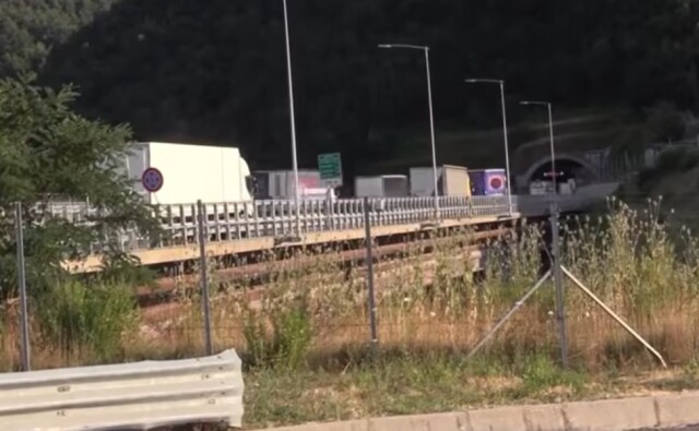 ΞΕΚΛΗΡΙΣΤΗΚΕ ΟΙΚΟΓΕΝΕΙΑ ΣΕ ΦΡΙΚΤΟ ΤΡΟΧΑΙΟ ΜΕΣΑ ΣΕ ΤΟΥΝΕΛ ΣΤΗΝ ΙΤΑΛΙΑ – ΠΕΝΤΕ ΝΕΚΡΟΙ, ΑΝΑΜΕΣΑ ΤΟΥΣ ΚΑΙ ΕΝΑ ΠΑΙΔΙ