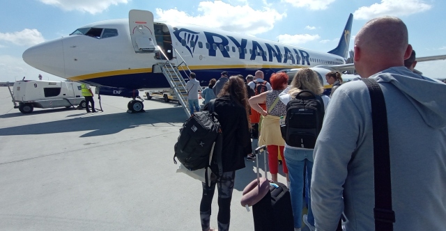 Ryanair: Στο τραπέζι η αύξηση του μπόνους των εργαζομένων για τον εντοπισμό υπέρβαρων αποσκευών