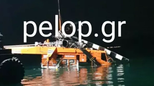 Εκτός θάλασσας το ελικόπτερο που προσθαλασσώθηκε στην Ελευσίνα - Φωτογραφίες από την επιχείρηση ανέλκυσης