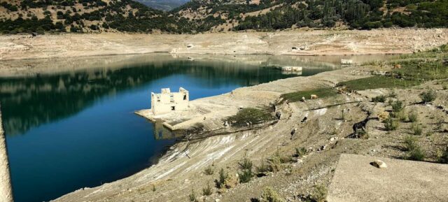Πολύ χαμηλή στάθμη νερού στη λίμνη του Μόρνου, ξεπροβάλλουν σπίτια βυθισμένου οικισμού - Δείτε φωτογραφίες