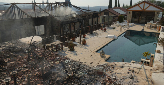 Μικρές εστίες και αναζωπυρώσεις στην Κύπρο - Δύο νεκροί και 100 τετραγωνικά χιλιόμετρα καμένη γη