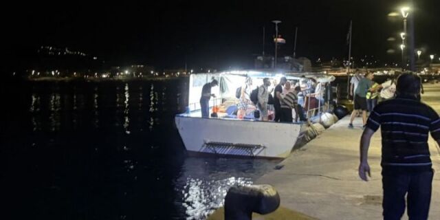 Απομακρύνεται από τον ύφαλο το φορτηγό πλοίο που προσάραξε στη Σητεία - Δείτε φωτογραφίες από τη διάσωση του πληρώματος