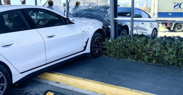 Αυτοκίνητο έπεσε πάνω σε τζαμαρία σούπερ μάρκετ στο Ρίο