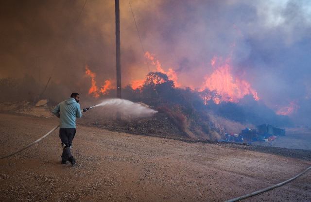 Φωτιά στην Εύβοια: Μάχη με το ανεξέλεγκτο πύρινο μέτωπο - Ενεργοποιήθηκε το 112 για εκκενώσεις