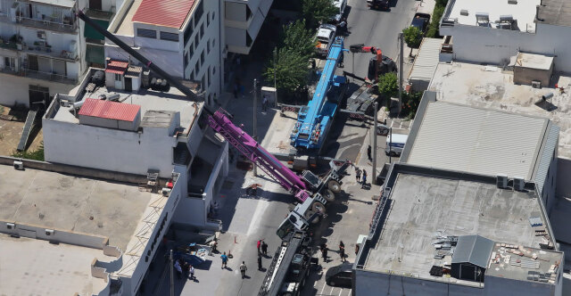 «Ήμουν μέσα, θα μπορούσα να είχα σκοτωθεί», λέει η γυναίκα που ο γερανός έπεσε στο σπίτι της - Το ατύχημα από ψηλά, βίντεο από drone