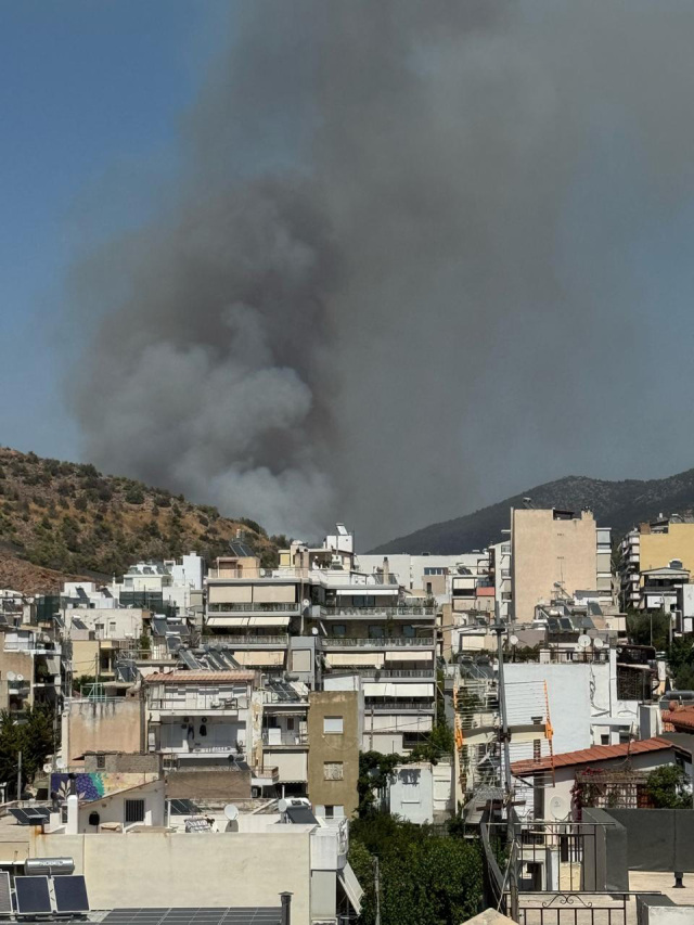 Φωτιά στους πρόποδες του Υμηττού - Άνοιξαν η περιφερειακή Υμηττού και η Κατεχάκη