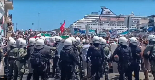 Επεισόδια με μπουκάλια και χημικά στη διαμαρτυρία για το ισραηλινό κρουαζιερόπλοιο στον Άγιο Νικόλαο - Δείτε φωτογραφίες και βίντεο