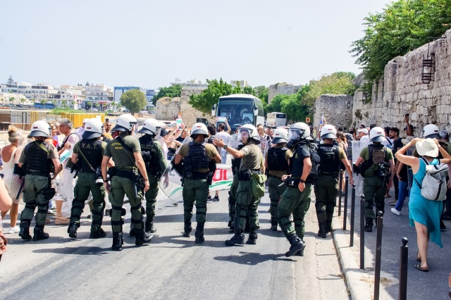 Η ανακοίνωση της ΕΛΑΣ για τις συλλήψεις και τα επεισόδια στο λιμάνι της Ρόδου κατά την άφιξη Ισραηλινών τουριστών