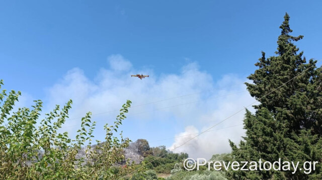 Μαίνεται η φωτιά στο Μονολίθι Πρέβεζας