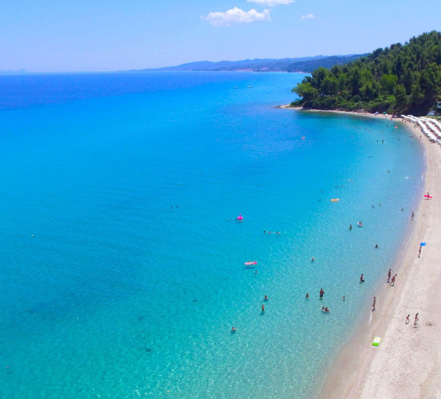 Τολό, Καραθώνας στο Ναύπλιο και πέντε παραλίες της Σκιάθου στη λίστα: Δείτε τις 12 ακτές που χάνουν τη «Γαλάζια Σημαία» το 2025
