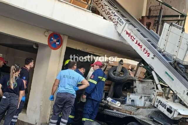 Οδηγός έχασε τον έλεγχο γερανού και προσέκρουσε σε μπαλκόνι διαμερίσματος στη Θεσσαλονίκη - Δείτε φωτογραφίες