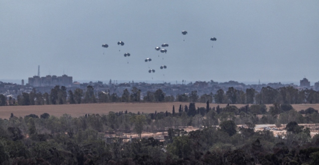 Λωρίδα της Γάζας: Ισπανία και Γερμανία έριξαν από αέρος τόνους ανθρωπιστικής βοήθειας