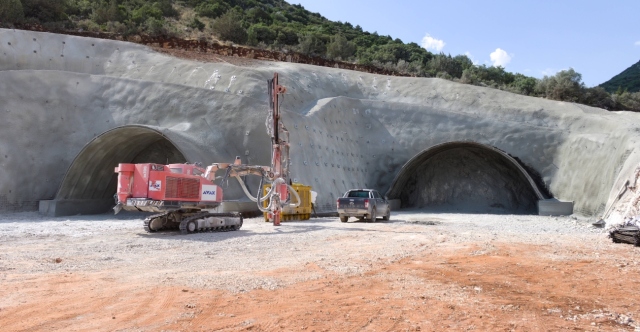 Μπράλος – Άμφισσα: Παίρνει μορφή ο «κρυμμένος» νέος δρόμος των δύο σηράγγων και των έξι γεφυρών