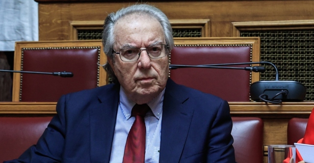Μπαμπινιώτης: Δεν είναι ακόλουθος στο Facebook, είναι ακολουθών