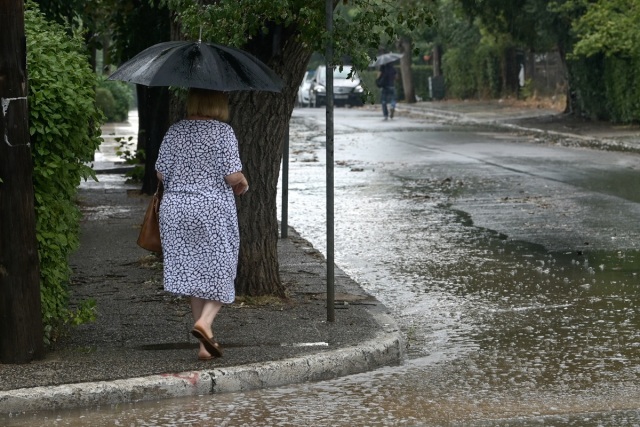 Καιρός: Πάνω από 5.000 κεραυνοί στα κεντρικά και τα βόρεια - Περιορίζεται η αστάθεια από την Τετάρτη