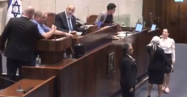 Επεισόδιο στην Κνεσέτ: Εκδιώχθηκε από το βήμα Ισραηλινός βουλευτής που υπονόησε γενοκτονία στη Γάζα – Δείτε βίντεο