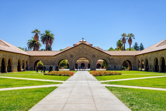 Το πανεπιστήμιο Stanford καταργεί 360 θέσεις εργασίας μετά τις περικοπές Τραμπ