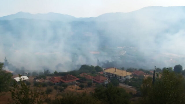 H φωτιά έχει περικυκλώσει τη Βρυσούλα Πρέβεζας - Κάηκαν σπίτια, διάσπαρτες εστίες δίπλα από το χωριό