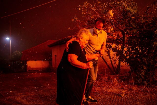 Μάχη με τις αναζωπυρώσεις στην Ηλεία - Εφιαλτική νύχτα για τους κατοίκους στο Χελιδόνι