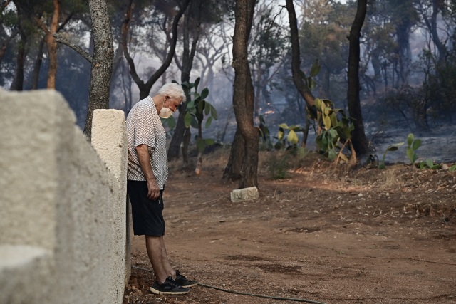 Σηκώθηκαν τα εναέρια μέσα στην Ανατολική Αττική: Σε ύφεση το πύρινο μέτωπο, μάχη με τις αναζωπυρώσεις και 112 τα ξημερώματα για το Χάρβαλο