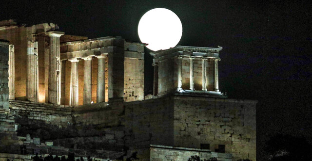 Εντυπωσιακές εικόνες από το «Φεγγάρι της Φράουλας», εκατοντάδες Αθηναίοι και τουρίστες στο Θησείο για ένα «κλικ», βίντεο 