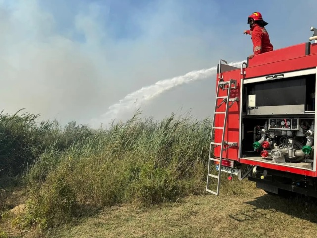 Συνεχίζεται η μάχη με τις φλόγες στη νότια Αλβανία - Εκκενώθηκε το «Γαλάζιο Μάτι» στους Άγιους Σαράντα