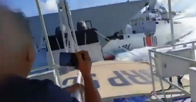 Πολεμικό πλοίο της Κίνας συγκρούστηκε με σκάφος της ακτοφυλακής που καταδίωκε Φιλιππινέζους - Δείτε βίντεο