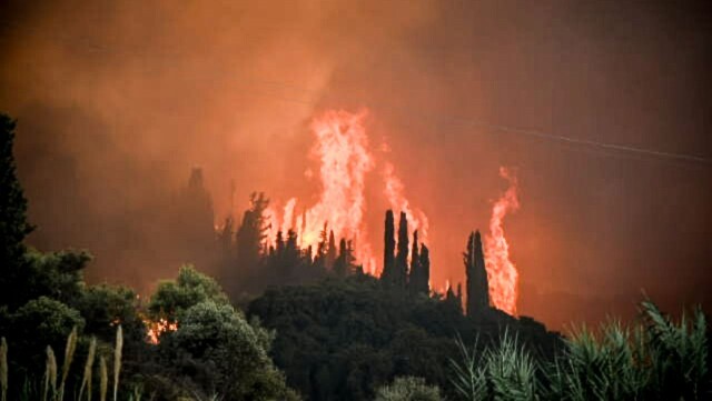 Δείτε χάρτες με τα μέτωπα των πυρκαγιών σε όλη την Ελλάδα