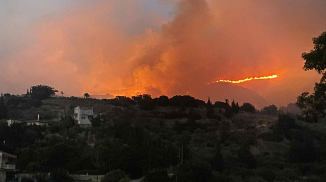 Μάχη με τις φλόγες στην Αρόη Πάτρας, μέσα στο χωριό Κηπουριές της Χίου η φωτιά - Δεύτερο δύσκολο βράδυ για τα μέτωπα σε Πρέβεζα και Ζάκυνθο