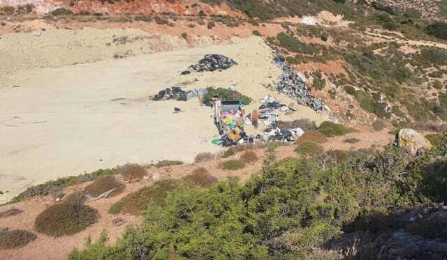 Μήλος: 17 οι συλλήψεις μετά την καταγγελία κατά του προσωπικού καθαριότητας για ρύπανση - Δείτε φωτογραφίες από την παράνομη χωματερή