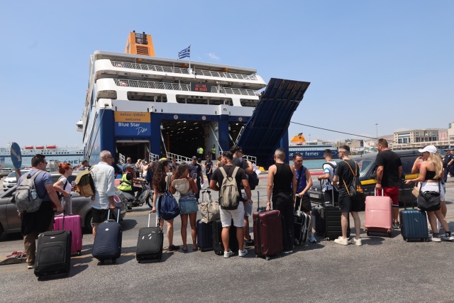 Με γεμάτα πλοία η έξοδος των εκδρομέων του Δεκαπενταύγουστου: 47 δρομολόγια σήμερα από Πειραιά, Λαύριο, Ραφήνα - 32.000 έφυγαν μόνο χθες