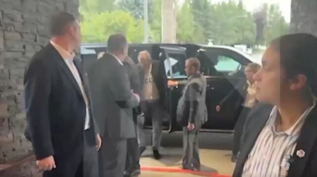 Ο Λαβρόφ στην Αλάσκα με φούτερ «ΕΣΣΔ» πριν από τη σύνοδο του Τραμπ με τον Πούτιν - Δείτε βίντεο