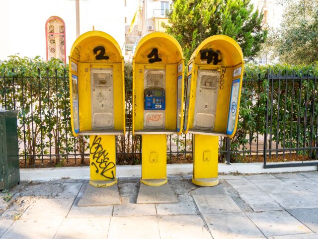 Ο δήμος Αθηναίων ξηλώνει δεκάδες εγκαταλελειμμένα καρτοτηλέφωνα από τα πεζοδρόμια